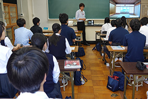 大学・短大・専門学校の説明を受けています