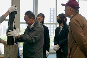 彫刻を実際に触っています