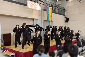 たくさんの観客に見守られながら踊っています