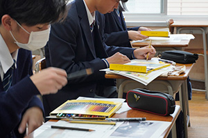 作品を言葉で説明しています