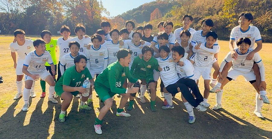 部員全員で喜ぶ様子