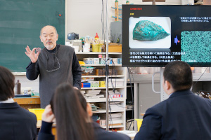 座学の様子　原材料など見せてもらっている