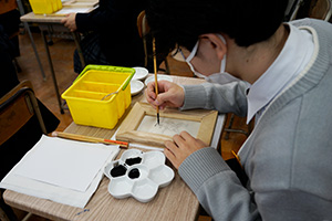 筆で輪郭を取っている