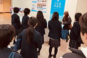 製作者の説明を受けています