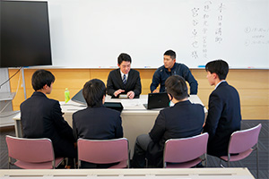 和菓子を練っています