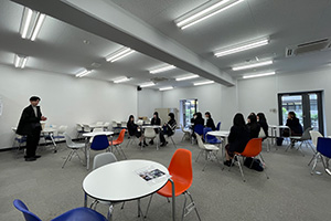 説明を真剣に聞いている様子