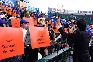 校長から旗を受け取る主将