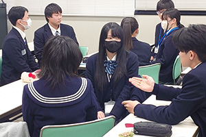 様々な学校の生徒が対話しています