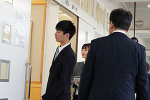 座席を確認して初めての教室