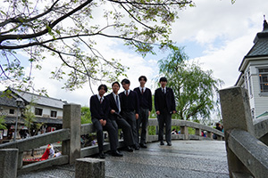 石橋の上で